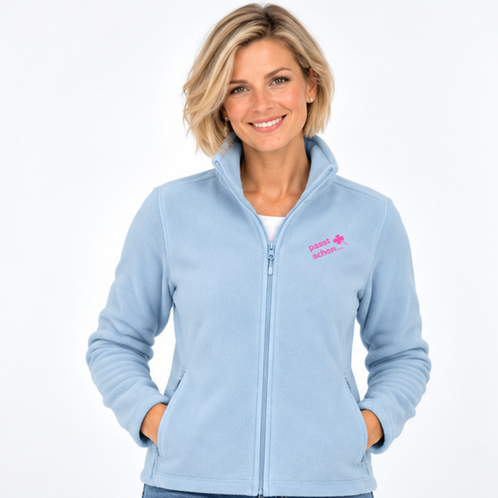 Christiane №5 – Hellblaue, leicht taillierte Fleecejacke mit rosa Logostickerei