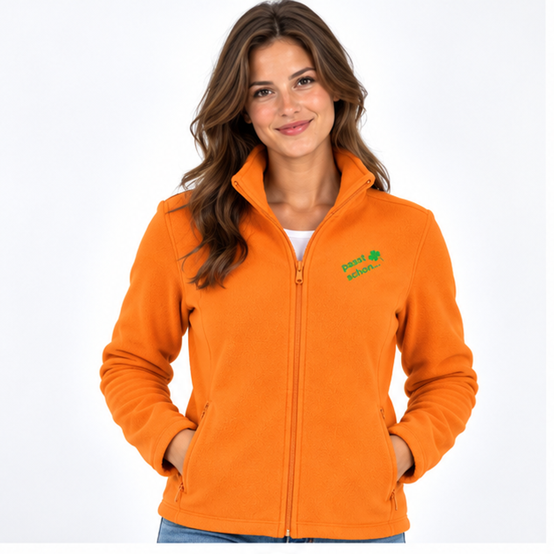 Christiane №8 – Orange, leicht taillierte Fleecejacke mit grüner Logostickerei