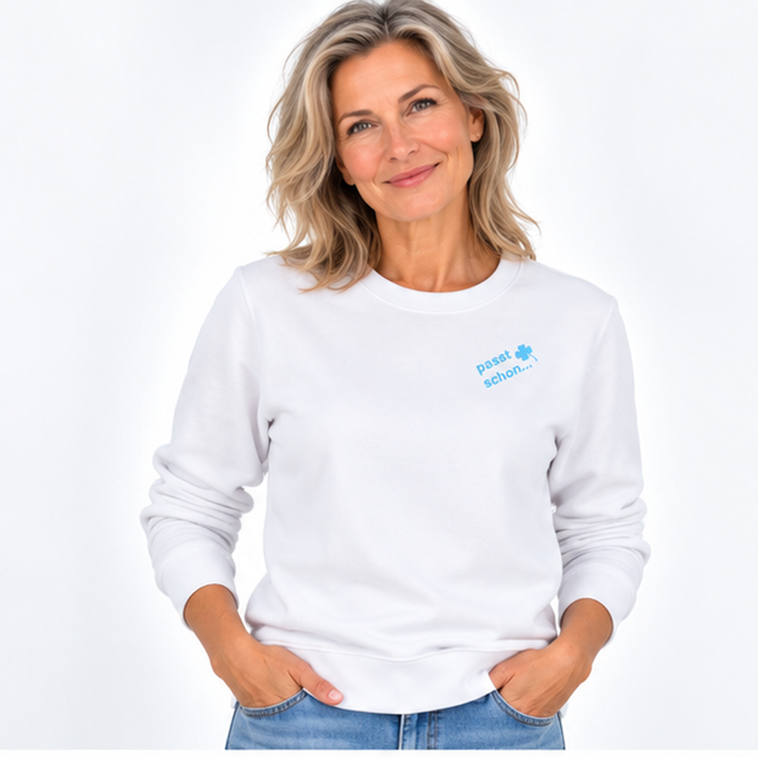 Anna №1 – Weißer Light Sweater mit blauer Logostickerei
