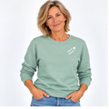 Anna №14 – Lindgrüner Light Sweater mit weißer Logostickerei