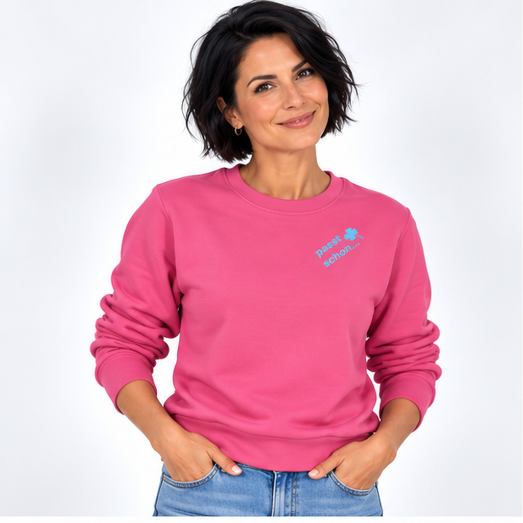 Anna №21 – Pinker Light Sweater mit blauer Logostickerei