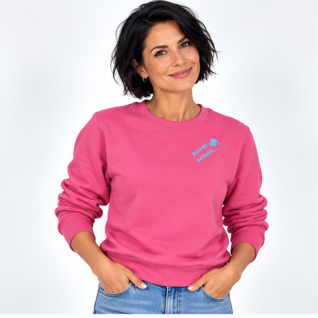 Anna №21 – Pinker Light Sweater mit blauer Logostickerei