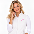 Christl №1 – Weiße, leicht taillierte Fleeceweste mit rosa Logostickerei