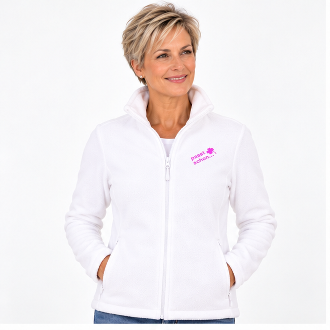Christiane №1 – Weiße, leicht taillierte Fleecejacke mit rosa Logostickerei