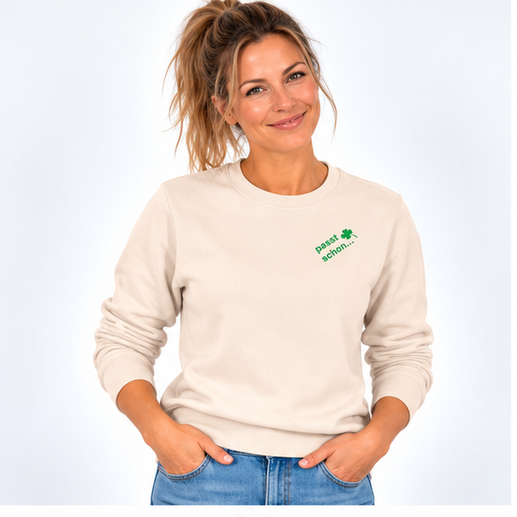 Anna №17 – Hellrosa Light Sweater mit grüner Logostickerei