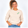 Anna №17 – Hellrosa Light Sweater mit grüner Logostickerei