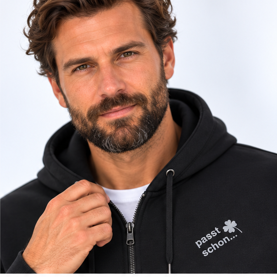Luca №2 – Schwarze Kapuzenjacke mit grauer Logostickerei