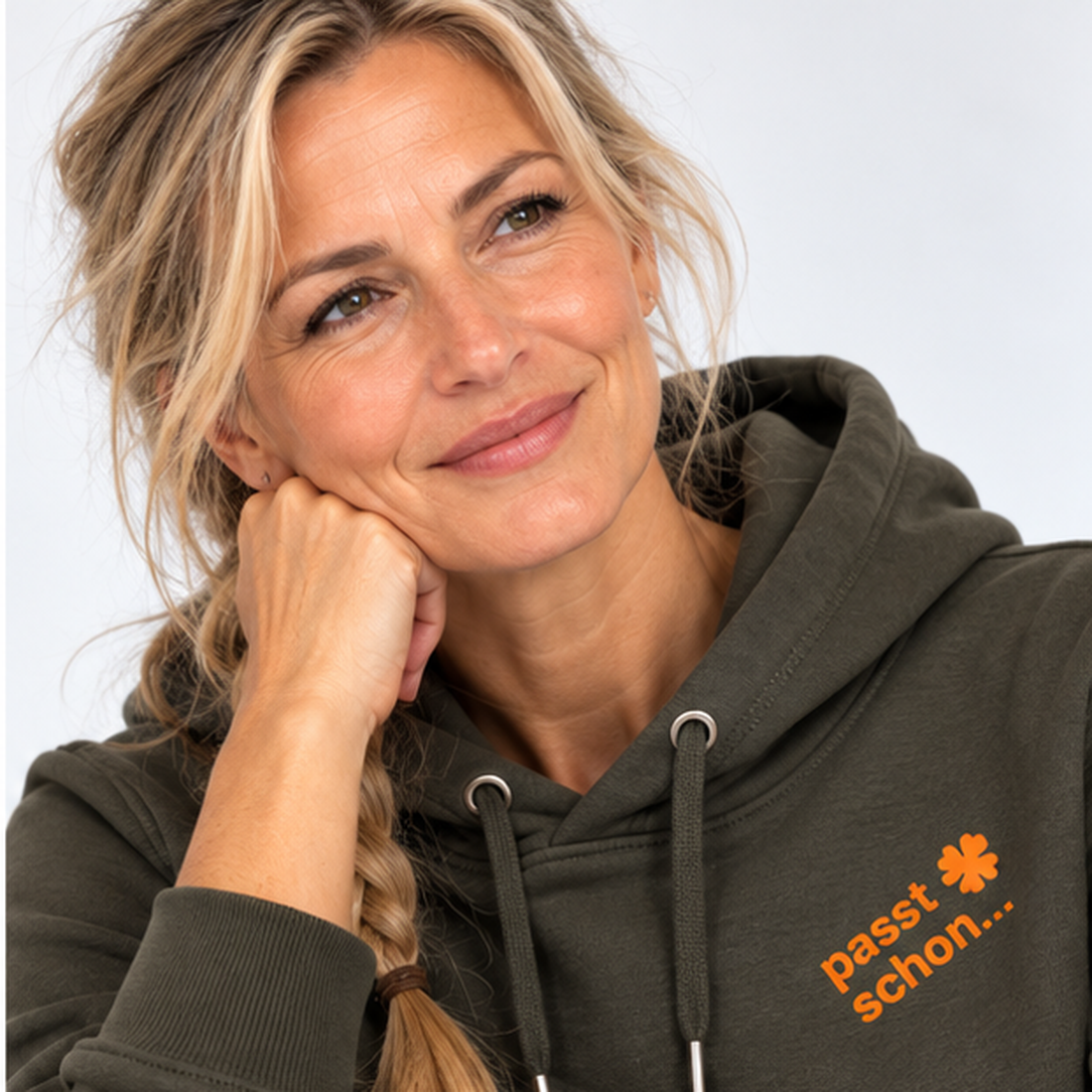 Lisi №8 – Khakifarbener Hoodie mit orangem Logodruck
