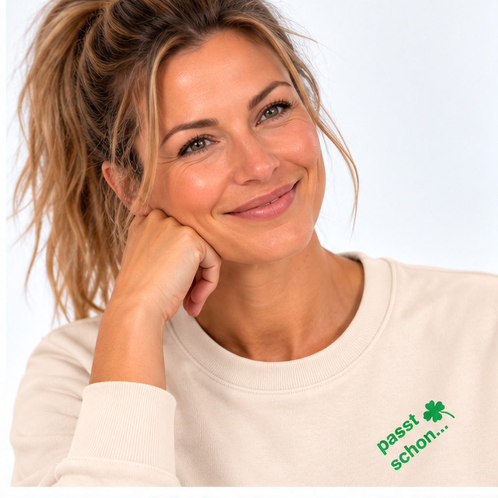 Anna №17 – Hellrosa Light Sweater mit grüner Logostickerei
