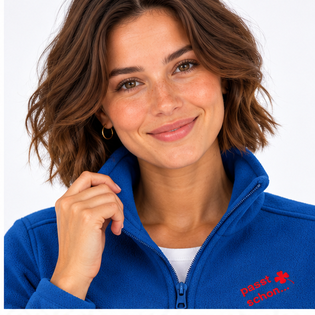 Christiane №4 – Blaue, leicht taillierte Fleecejacke mit roter Logostickerei