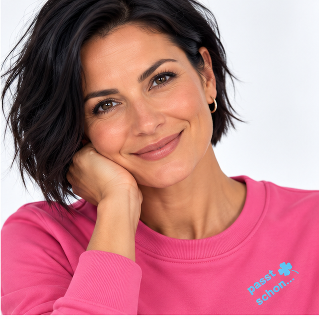Anna №21 – Pinker Light Sweater mit blauer Logostickerei
