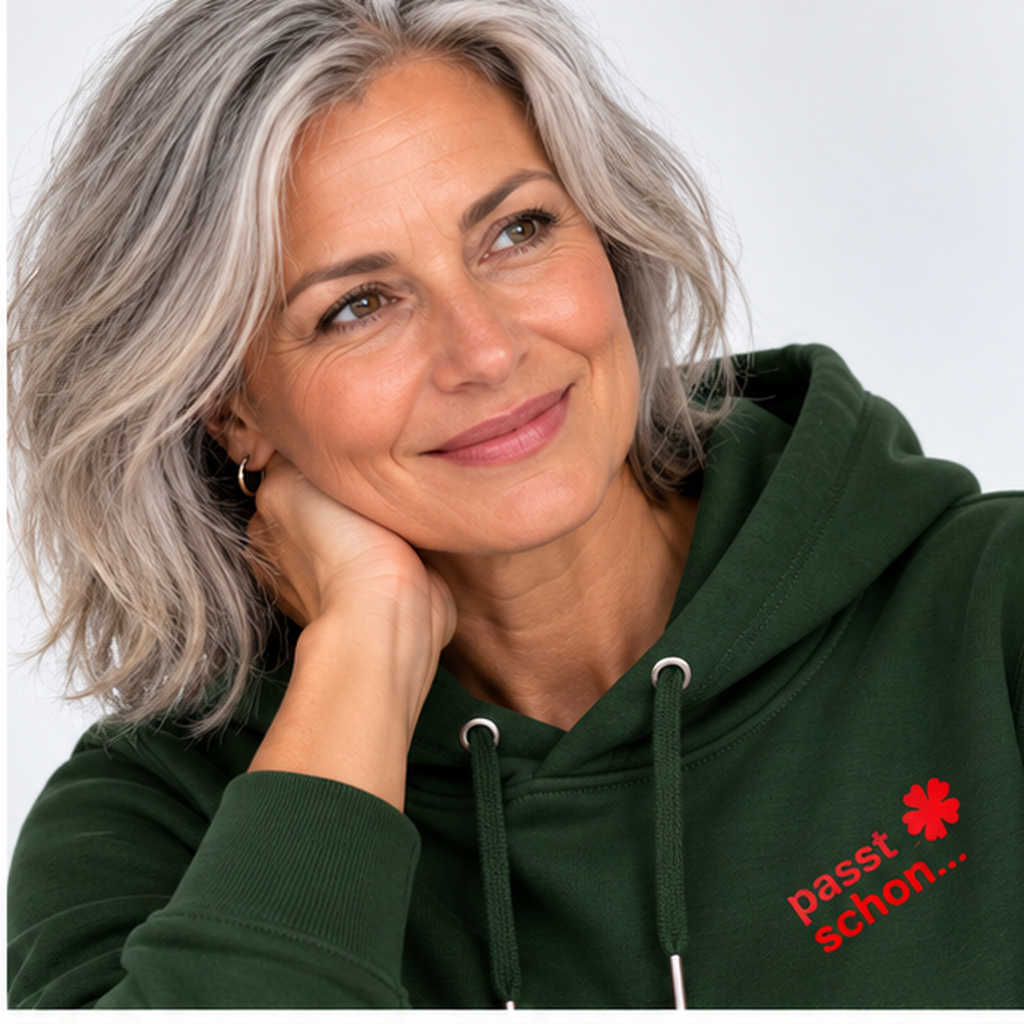 Lisi №9 – Dunkelgrüner Hoodie mit rotem Logodruck