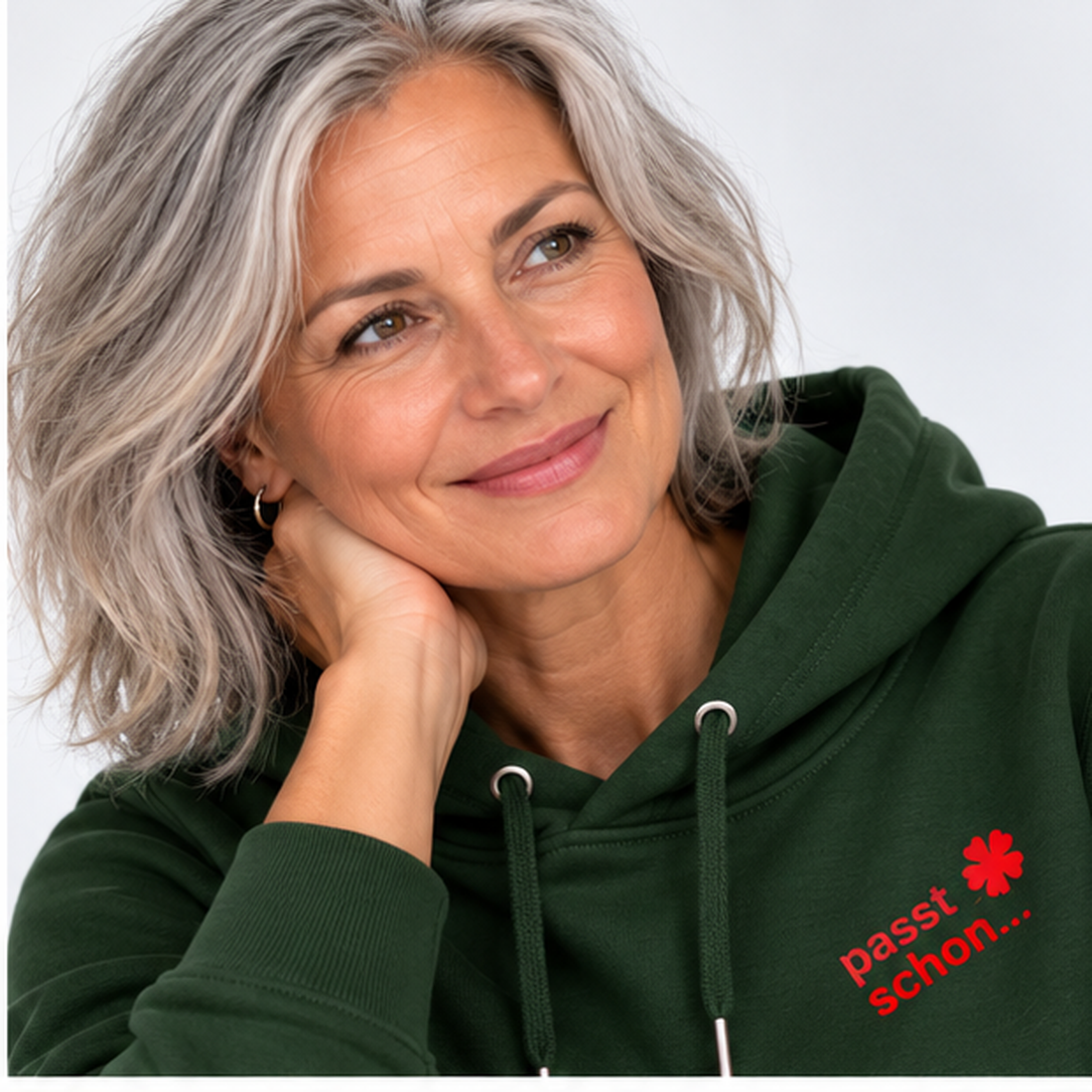 Lisi №9 – Dunkelgrüner Hoodie mit rotem Logodruck
