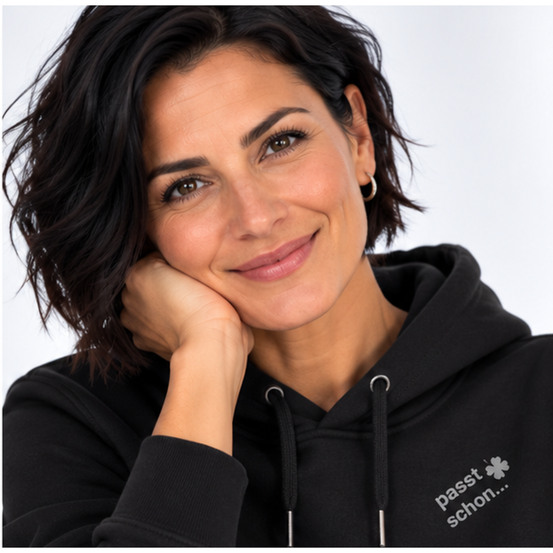 Lisi №2 – Schwarzer Hoodie mit weißem Logodruck