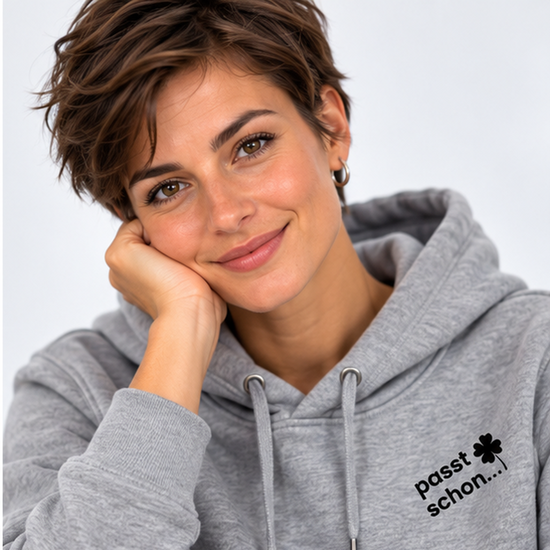 Lisi №7 – Grauer Hoodie mit schwarzem Logodruck