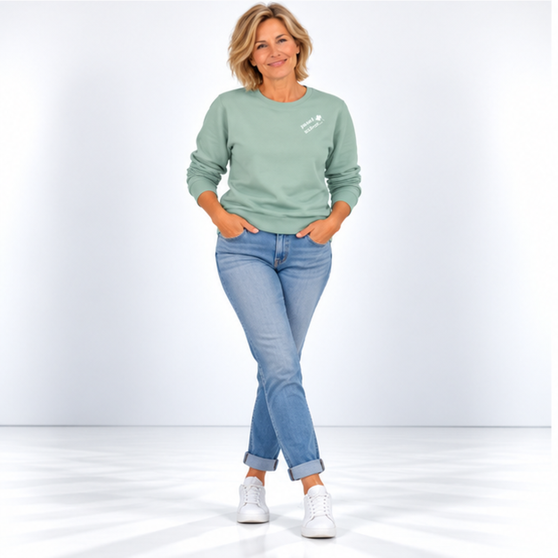 Anna №14 – Lindgrüner Light Sweater mit weißer Logostickerei