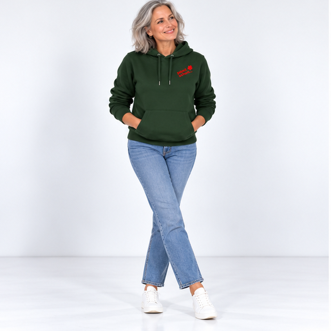 Lisi №9 – Dunkelgrüner Hoodie mit rotem Logodruck