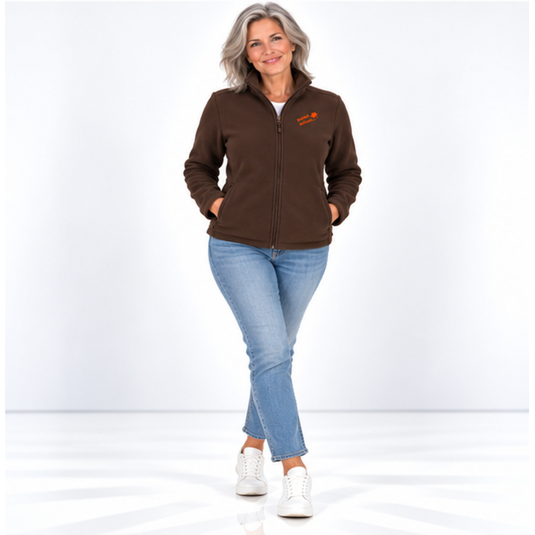 Christiane №11 – Braune, leicht taillierte Fleecejacke mit oranger Logostickerei