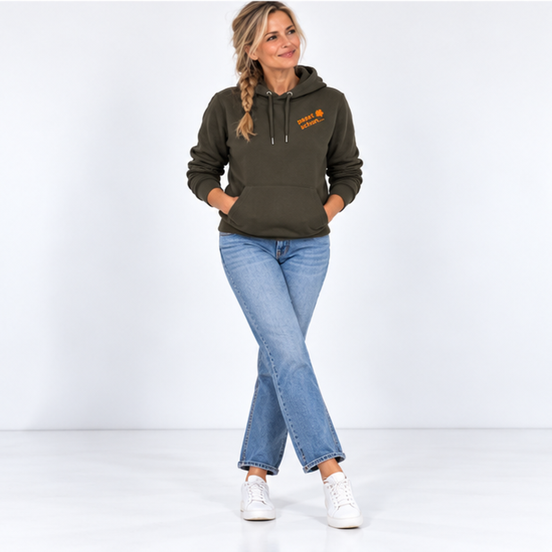 Lisi №8 – Khakifarbener Hoodie mit orangem Logodruck