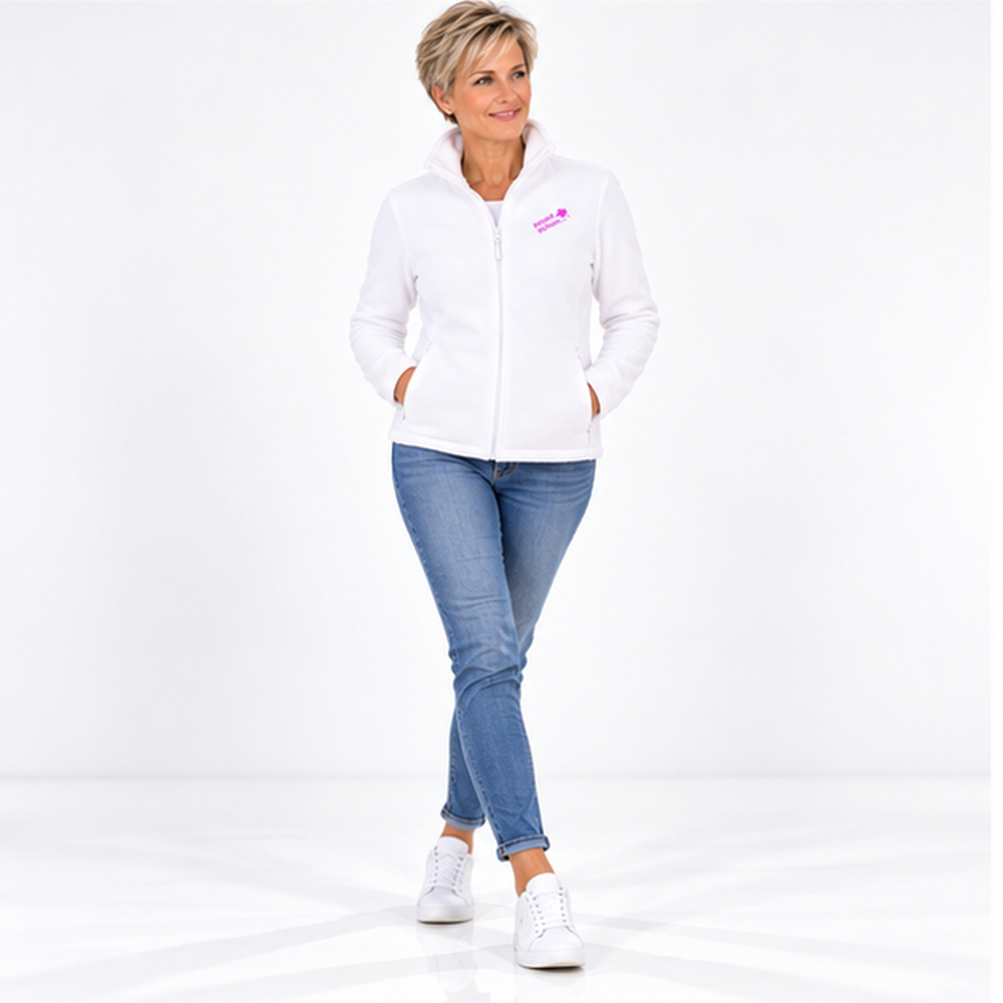 Christiane №1 – Weiße, leicht taillierte Fleecejacke mit rosa Logostickerei