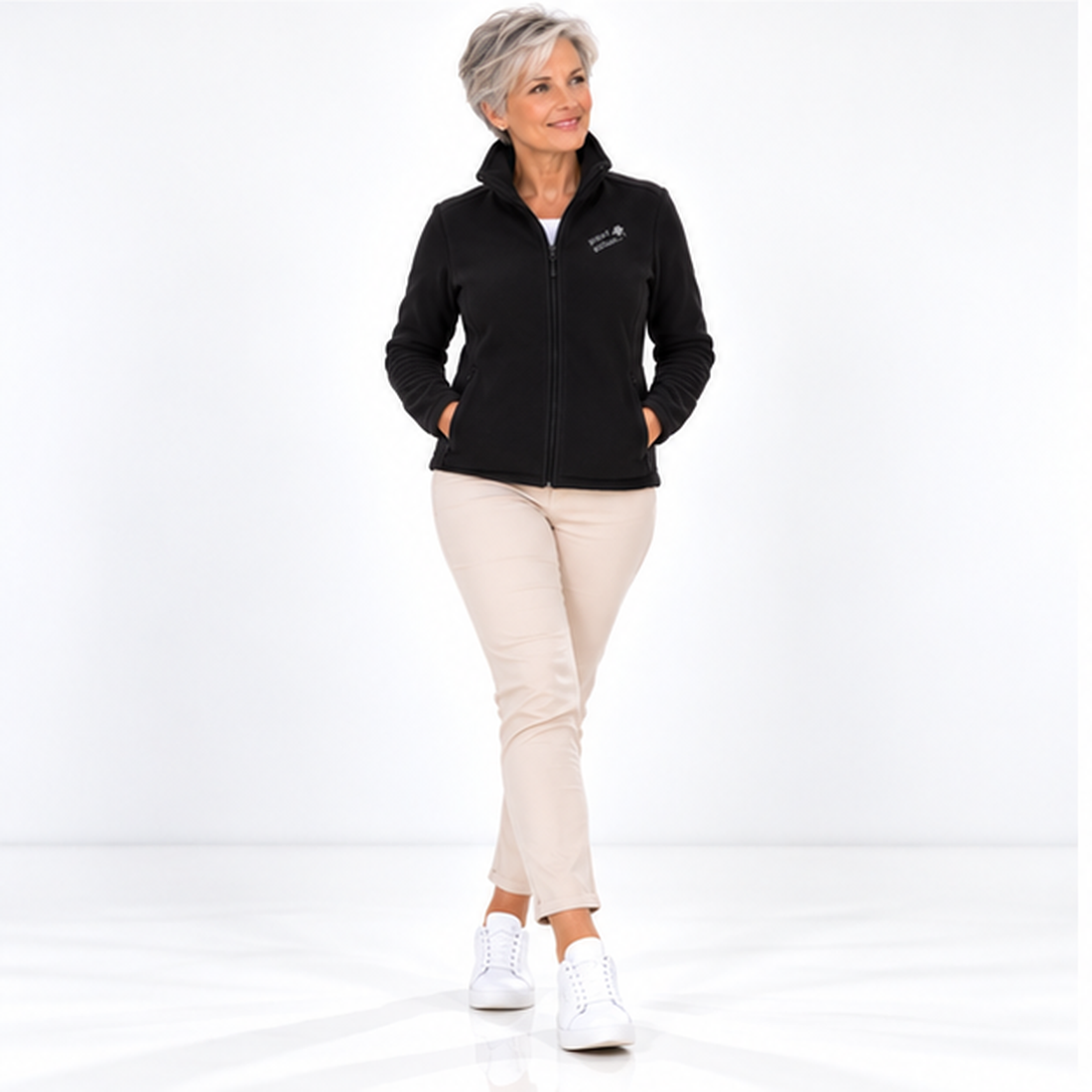 Christiane №2 – Schwarze, leicht taillierte Fleecejacke mit grauer Logostickerei