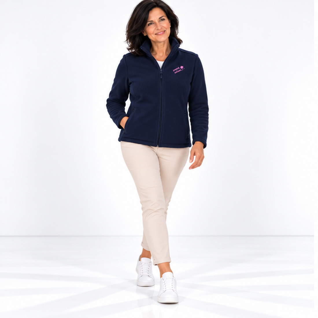 Christiane №3 – Dunkelblaue, leicht taillierte Fleecejacke mit rosa Logostickerei