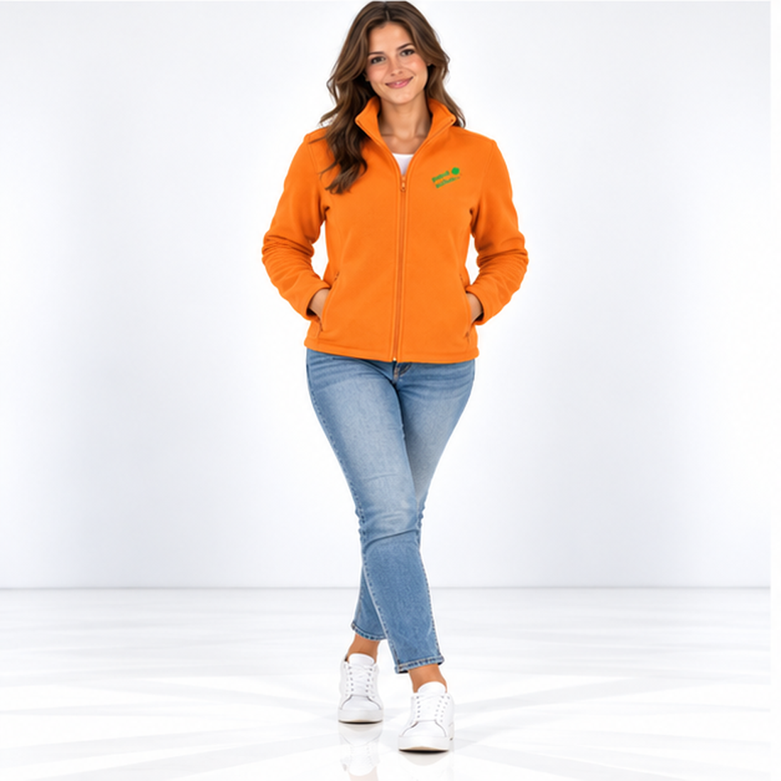 Christiane №8 – Orange, leicht taillierte Fleecejacke mit grüner Logostickerei