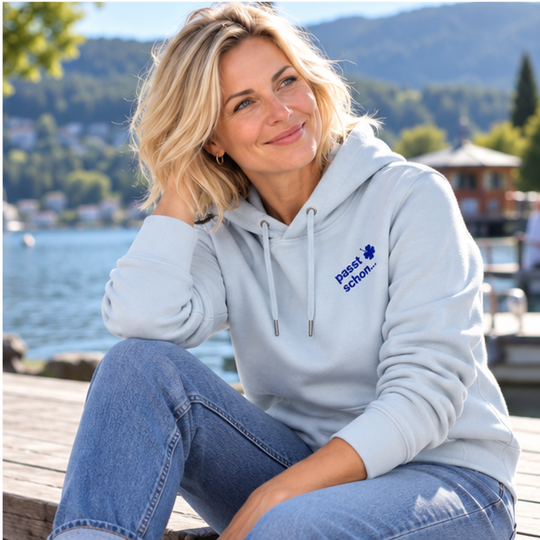 Lisi №6 – Hellblauer Hoodie mit blauem Logodruck