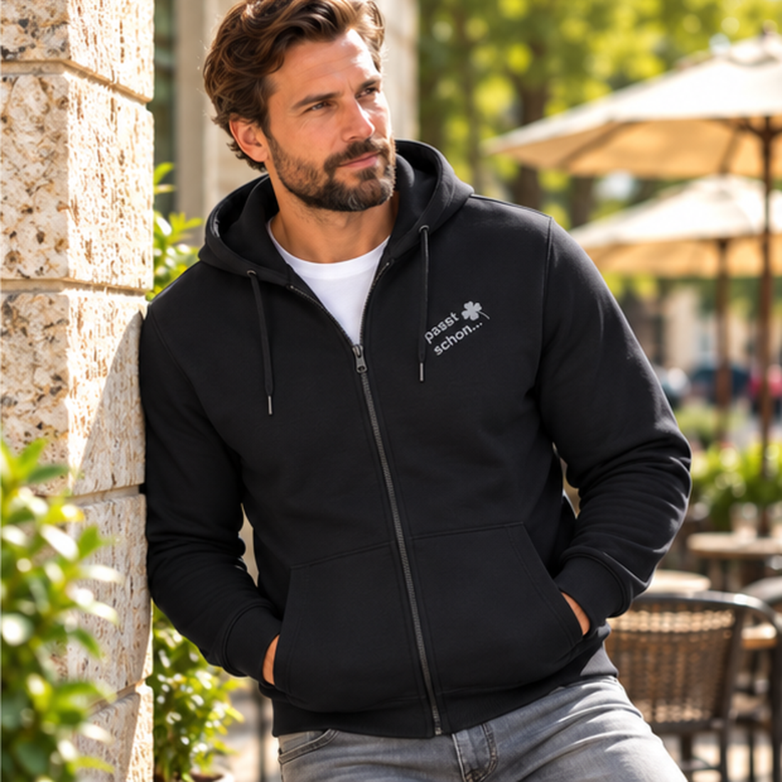 Luca №2 – Schwarze Kapuzenjacke mit grauer Logostickerei