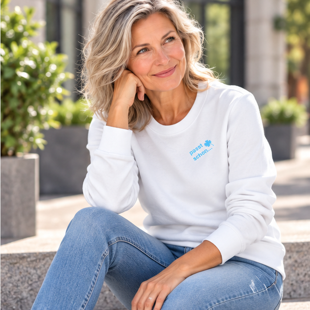 Anna №1 – Weißer Light Sweater mit blauer Logostickerei