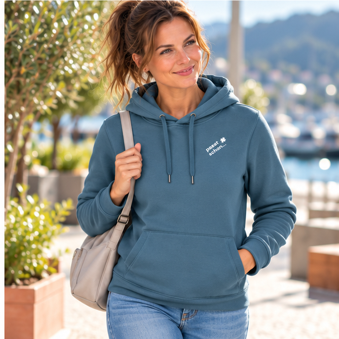 Lisi №5 – Denimblauer Hoodie mit weißem Logodruck