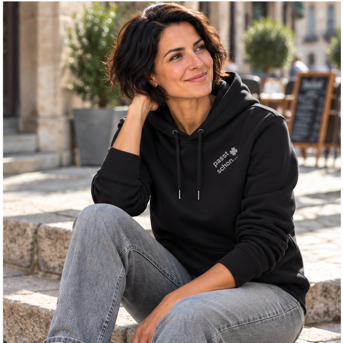 Lisi №2 – Schwarzer Hoodie mit weißem Logodruck