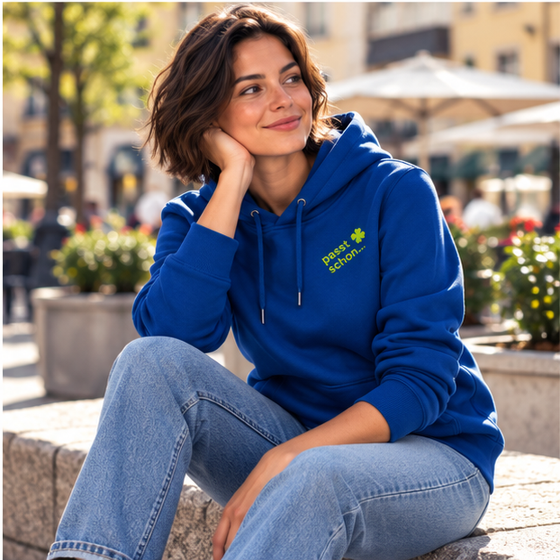 Lisi №4 – Royalblauer Hoodie mit orangem Logodruck
