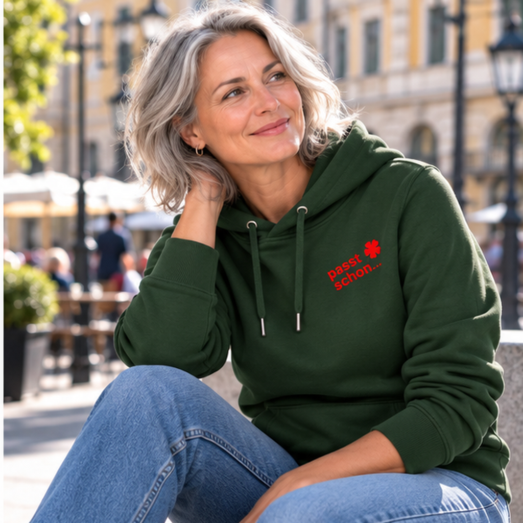 Lisi №9 – Dunkelgrüner Hoodie mit rotem Logodruck