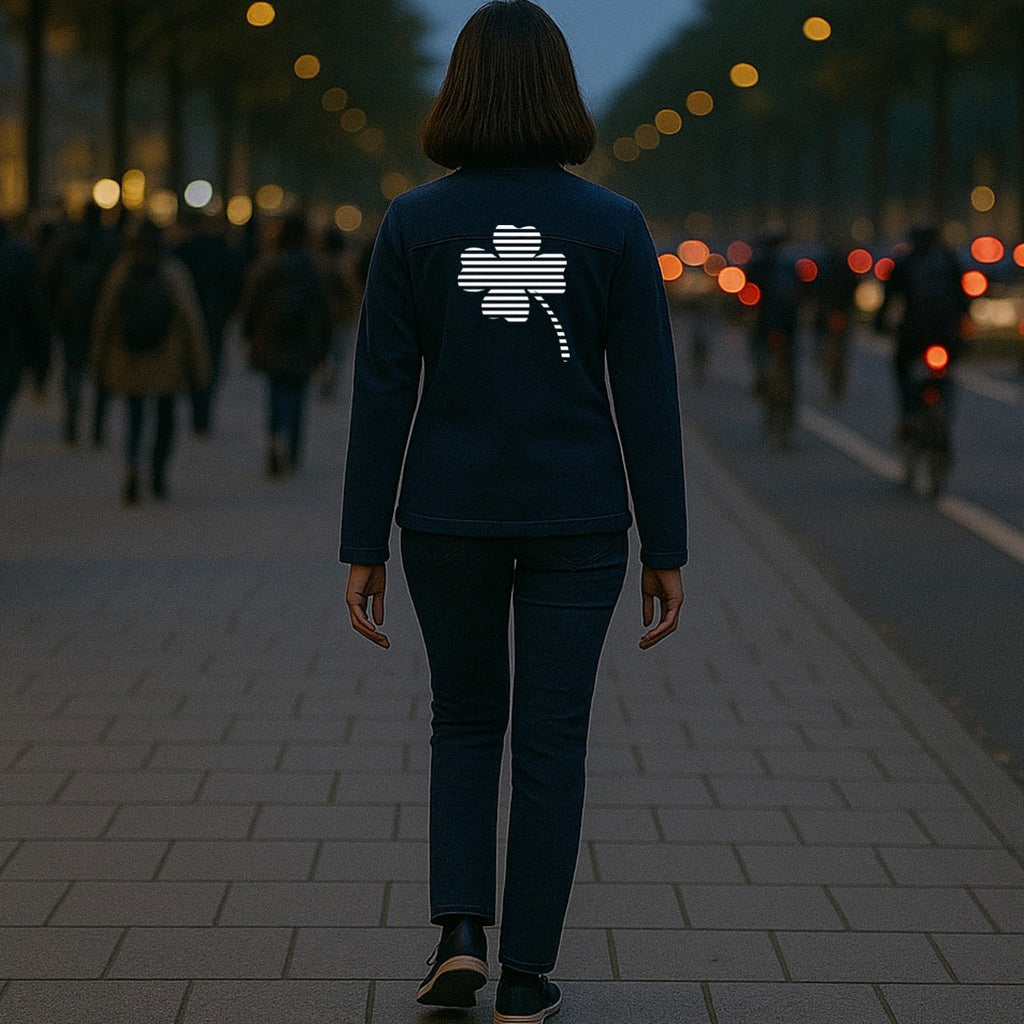 Sandra №1 – Dunkelblaue Softshelljacke mit reflektierendem Aufdruck