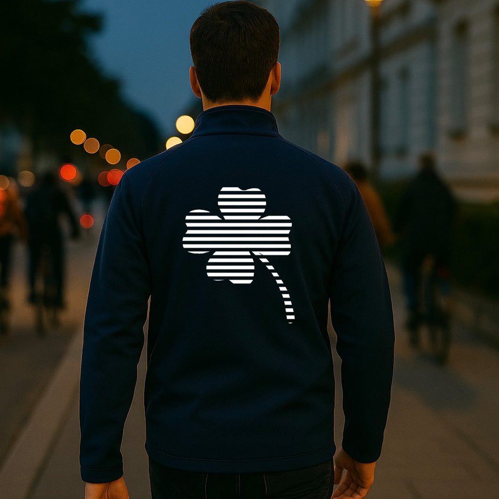 Klaus №1 – Dunkelblaue Softshelljacke mit reflektierendem Aufdruck