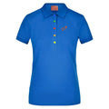 Sonja №4 – Blitzblaues Poloshirt mit oranger Logostickerei und bunten Knöpfen