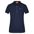 Sonja №3 – Dunkelblaues Poloshirt mit hellblauer Logostickerei und bunten Knöpfen