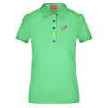 Sonja №5 – Apfelgrünes Poloshirt mit pinker Logostickerei und bunten Knöpfen