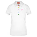 Sonja №1 – Weißes Poloshirt mit rosa Logostickerei und bunten Knöpfen