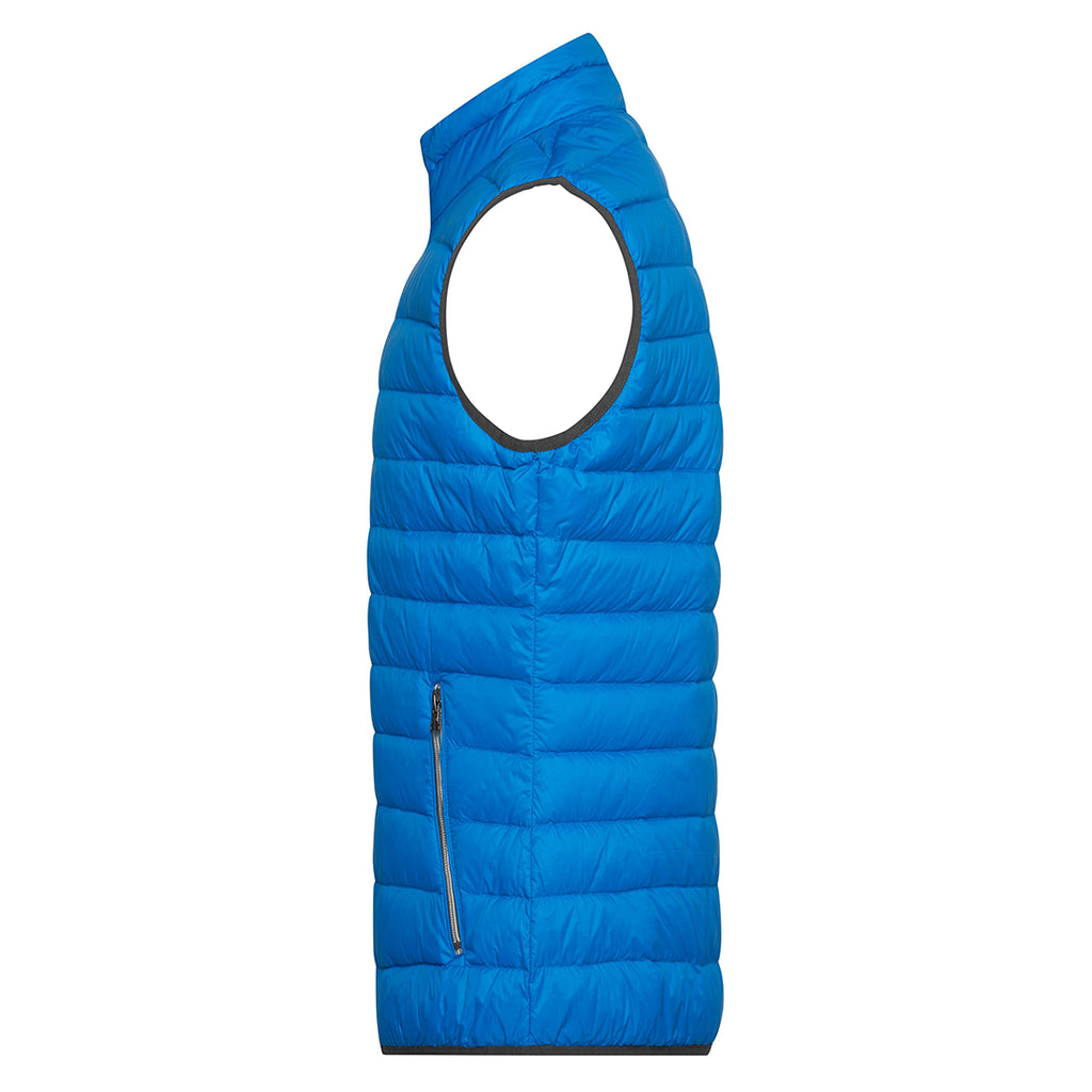 Daunengilet №3 – Blitzblau mit weiß-grüner Logostickerei