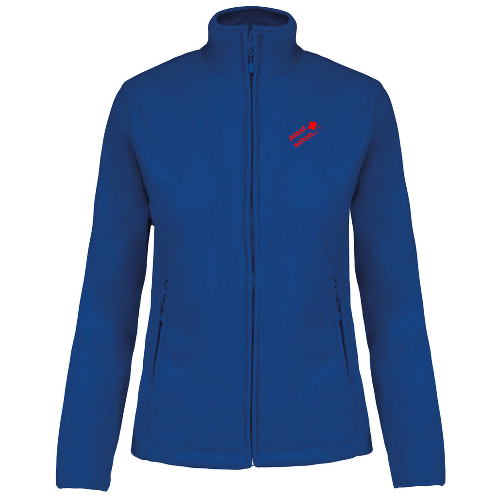 Christiane №4 – Blaue, leicht taillierte Fleecejacke mit roter Logostickerei