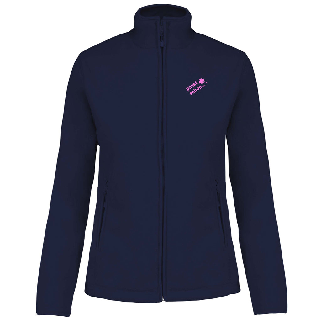 Christiane №3 – Dunkelblaue, leicht taillierte Fleecejacke mit rosa Logostickerei