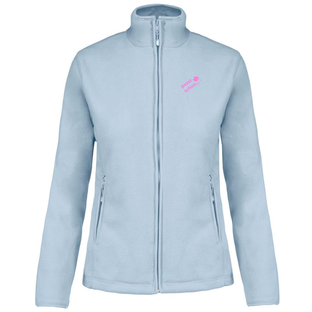 Christiane №5 – Hellblaue, leicht taillierte Fleecejacke mit rosa Logostickerei