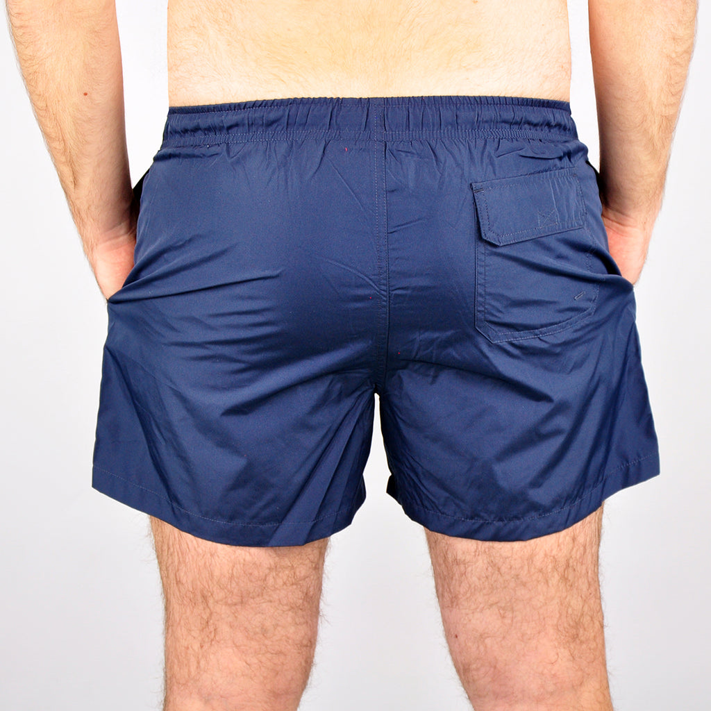 Mitch №1 – Dunkelblaue Badeshorts mit neongelber Logostickerei