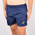 Mitch №1 – Dunkelblaue Badeshorts mit neongelber Logostickerei