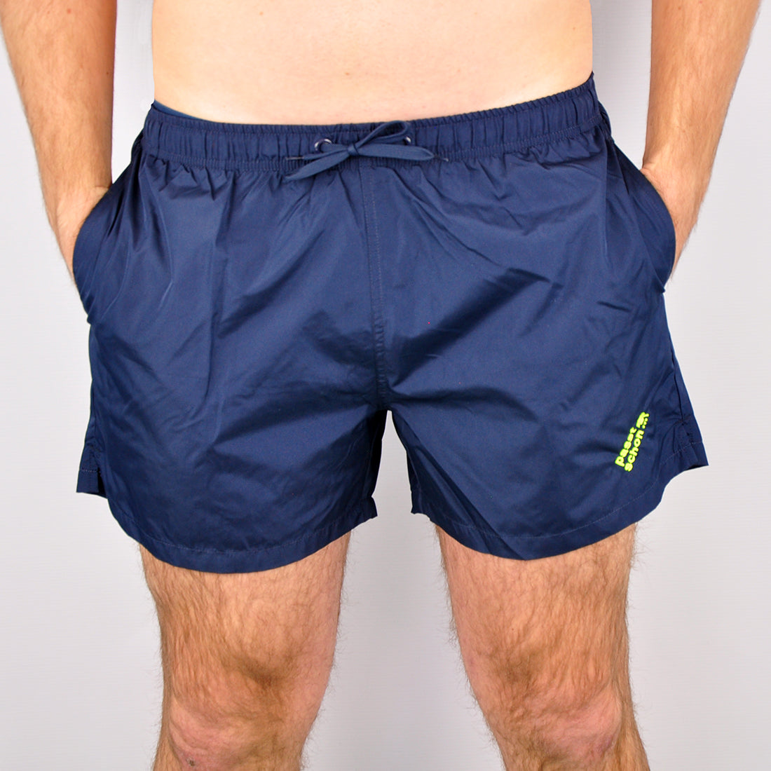 Mitch №1 – Dunkelblaue Badeshorts mit neongelber Logostickerei