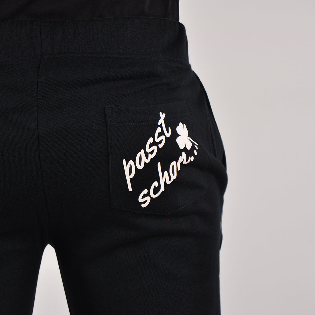 Maxi №2 – Schwarze Jogginghose mit weißem Druck