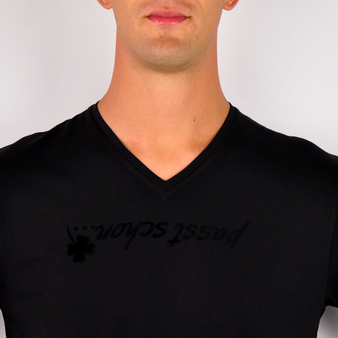 Markus №3 | Leicht tailliert geschnittenes T-Shirt mit V-Ausschnitt