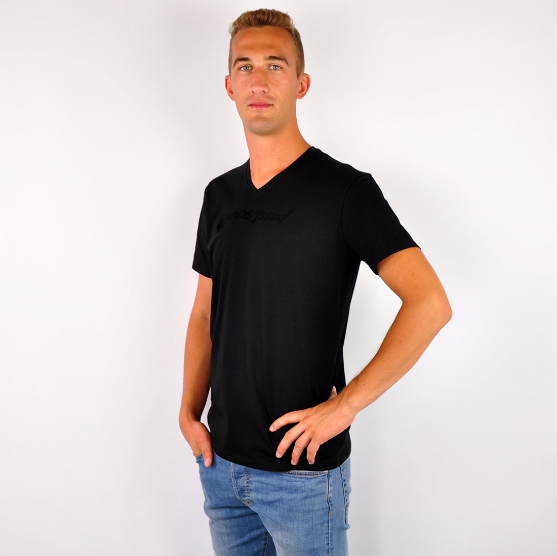 Markus №3 | Leicht tailliert geschnittenes T-Shirt mit V-Ausschnitt